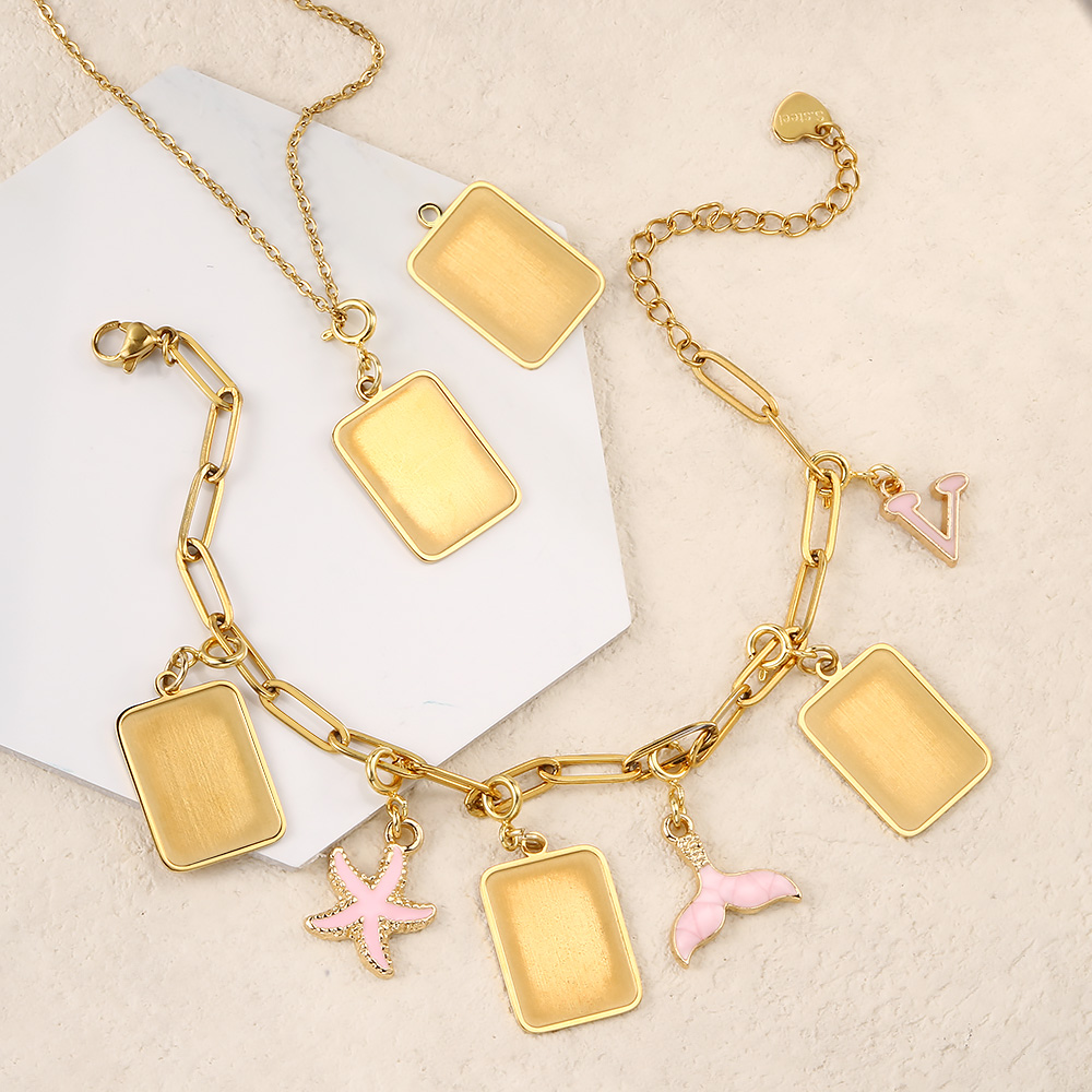 Collar con colgante de bandera - Women Accessories Photos reseña y precio